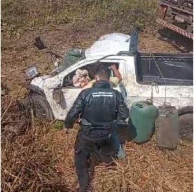 Um dos pneus da carreta teria estourado e com isso, o condutor teria invadido a contramão (Foto: Reprodução)