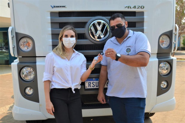 Veículo foi entregue pela prefeita, Carla Redano (Foto: Divulgação)