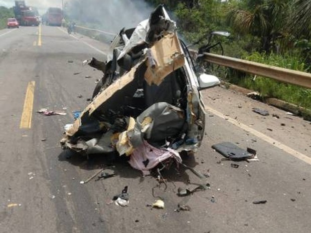 Carro onde viajava família ficou destruído na BR-364 (Foto: Folha do Sul Online/Reprodução)