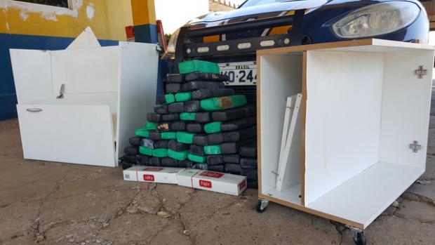 Droga estava escondida dentro de armário, em um fundo falso (Foto: Pâmela Fernandes/G1)