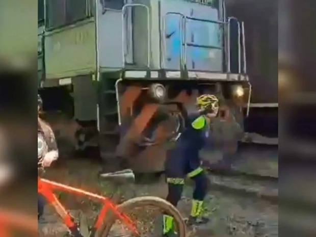 Ciclista atingida por trem ao posar para selfie diz que não avaliou a proximidade com trilhos-VÍDEO