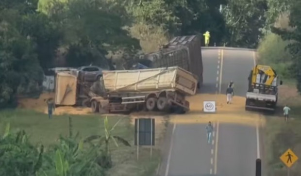 Homem morre preso às ferragens após acidente entre carreta e caminhão na BR-VÍDEO
