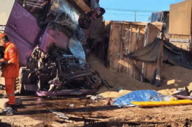 Motorista m@1rre após colidir com carretas paradas na BR-364 em RO - VÍDEO e foto