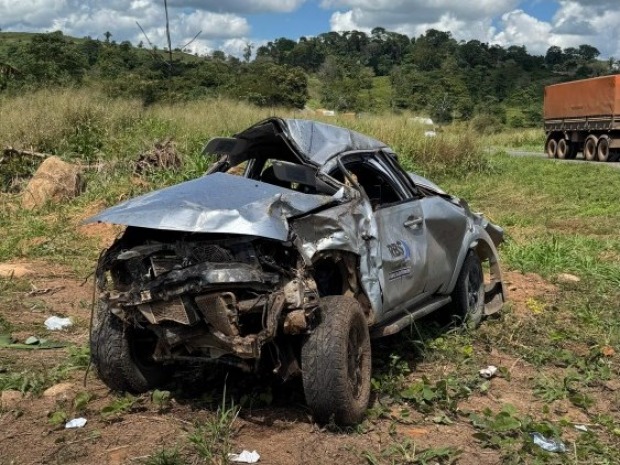 Caminhonete capota na BR-364 e fica completamente destruída
