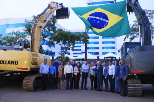 Durante entrega de máquinas, governador destaca união dos Poderes para o crescimento do Estado (Foto: Ésio Mendes)