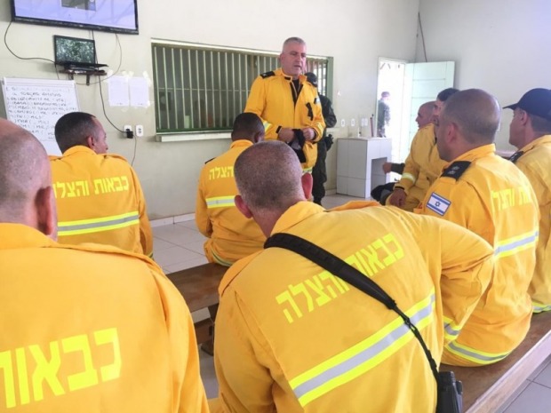 Bombeiros israelenses ajudam no combate a queimadas na reserva Jacundá em RO (Foto: Exército Brasileiro/Divulgação)