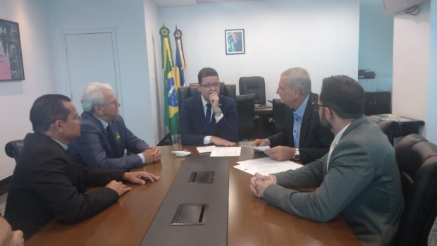 Parlamentar e padre pediram ao governador, no início da semana, que sancionasse a lei (Foto: Assessoria)