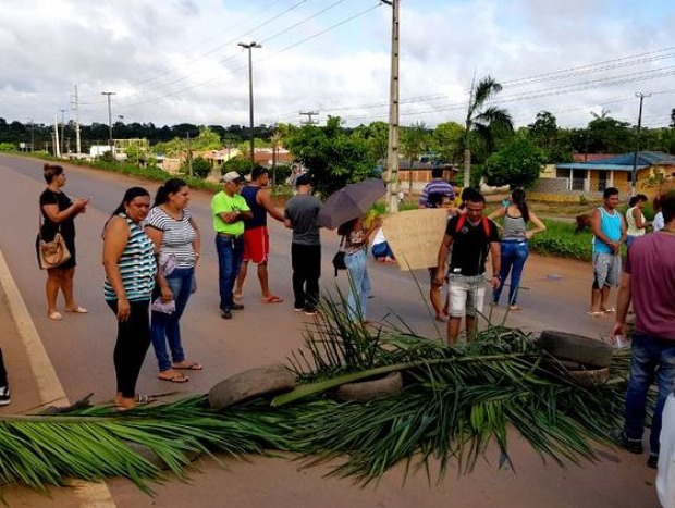 Os manifestantes deixaram o local e, agora, ocupam a Câmara de Vereadores do município. (Foto: Divulgação)