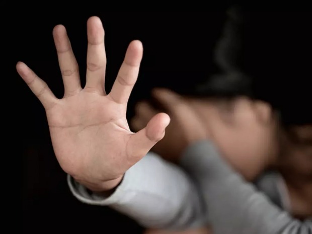 Adolescente 12 anos é est@upr@1da por dois meninos em escola