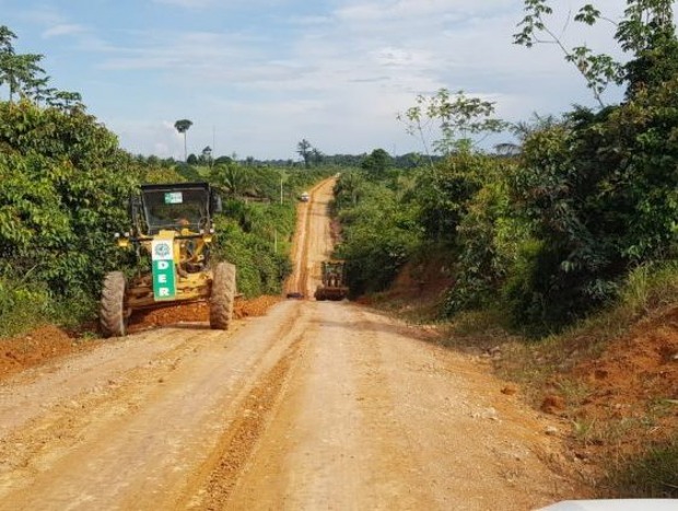 Manutenção de 78 quilômetros da rodovia 205 que há anos apresentava inúmeros transtornos, como atoleiros e lamaça (Foto: Assessoria)