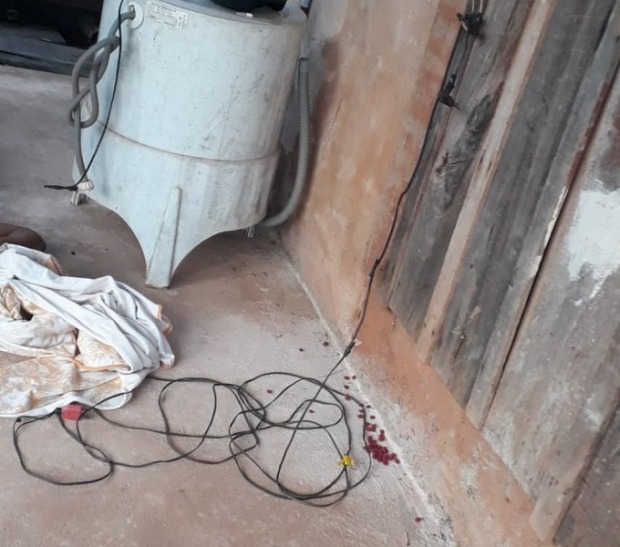 Corpo de idosa foi encontrado em Rolim de Moura com fios enrolados nas mãos e pernas (Foto: Alerta Rolim/ Reprodução)