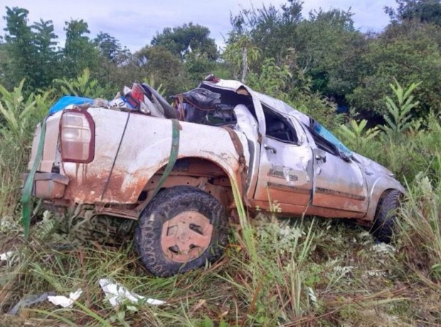 Duas pessoas m@1rrem e uma fica em estado grave após capotamento na BR-319 nesta terça