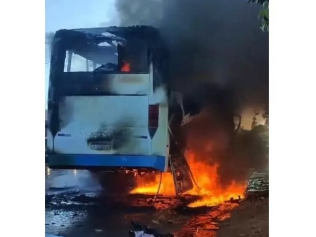 Ônibus que transportava fiéis voltavam de um congresso cristão pega fogo em Ariquemes-VÍDEO