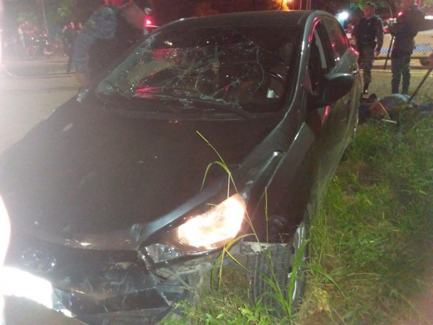 Carro após colisão contra barraca de lanche em Ariquemes (RO) (Foto: Reprodução/Redes Sociais)