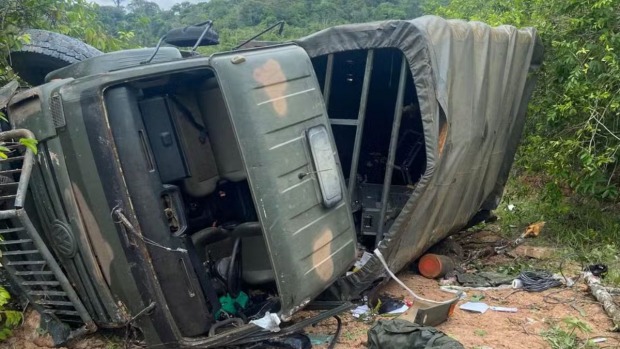 Veículo do Exército tomba em rodovia de RO (Foto: Divulgação/PRF)