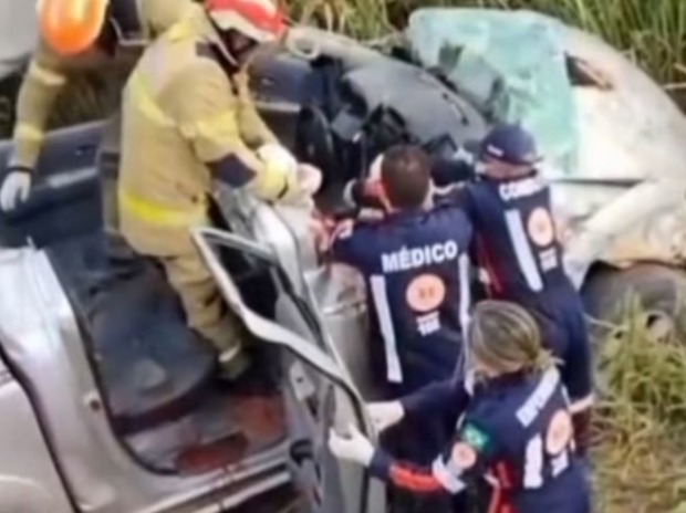 Buraco na pista provoca capotamento e deixa duas pessoas feridas na BR-421 - VÍDEO