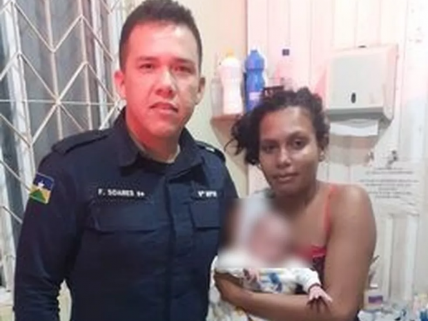 Bebê nascido há oito dias foi salvo por policiais após se engasgar com leite materno (Foto: Guarnição de RP do 9º BPM/Reprodução)