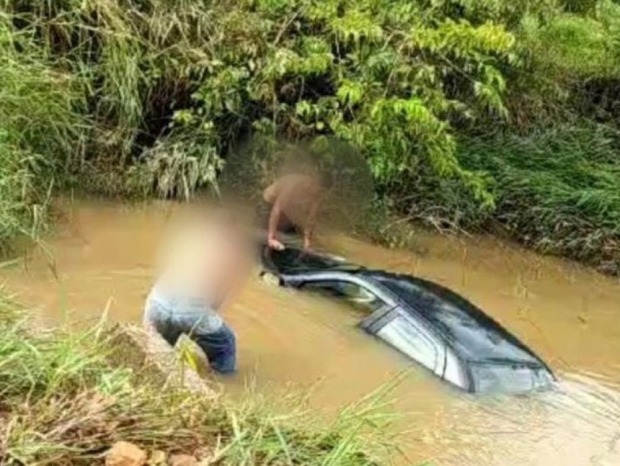 Servidor escapa após carro cair em lagoa durante chuva intensa (Foto: Reprodução)