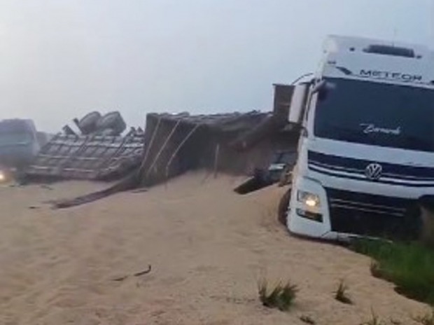 Colisão entre carro e carreta deixa 4 feridos na BR 364, entre Jaru e Ariquemes - VÍDEO