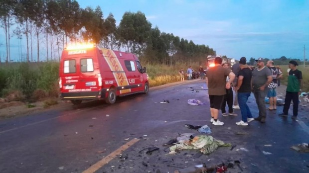 Grávida, médica e outras duas pessoas morrem em acidente entre ambulância e carreta na BR-364-VÍDEO