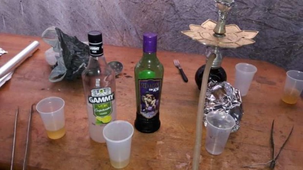 Festa com menores, drogas e som alto termina com prisões em residência