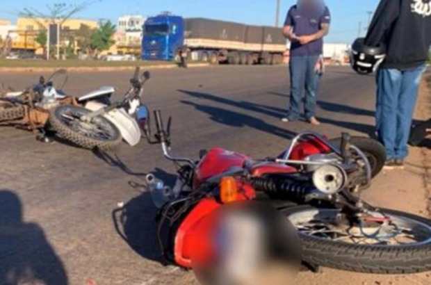 Acidente com três motos e bicicleta deixa feridos na BR-364 nesta quarta