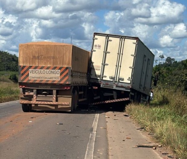 Acidente entre três caminhões deixa um morto na BR-364 em Rondônia