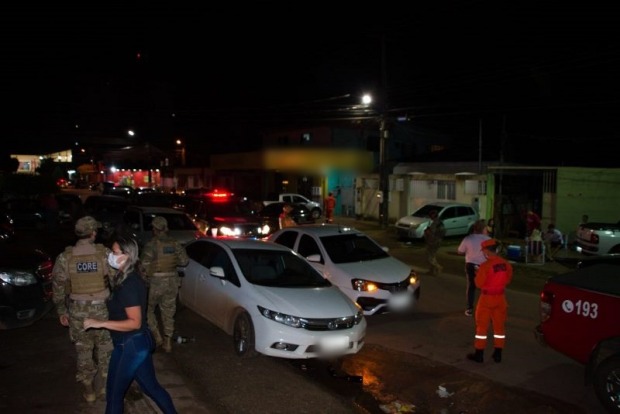 A presença da equipe de fiscalização fez com que as pessoas, sendo maioria jovens, se dispersassem rapidamente do loc (Foto: Divulgação)