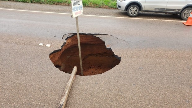 Buraco se abre na área urbana de Porto Velho, na BR-364 (Foto: PRF/Divulgação)