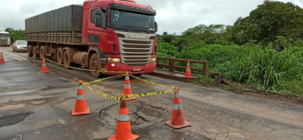 PRF diz que já acionou Dnit para fazer reparo e que rodovia não foi totalmente fechada (Foto: William Andrade/Rede Amazônica)