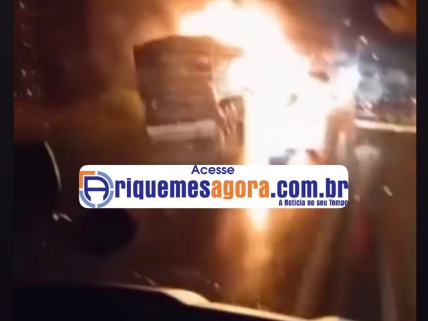 ACIDENTE NA BR-364: Caminhões colidem e pegam fogo nesta noite de domingo com vítima - VÍDEO