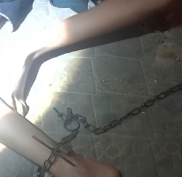 Criança de 10 anos é encontrada acorrentada dentro da casa do pai em Porto Velho (Foto: Reprodução)