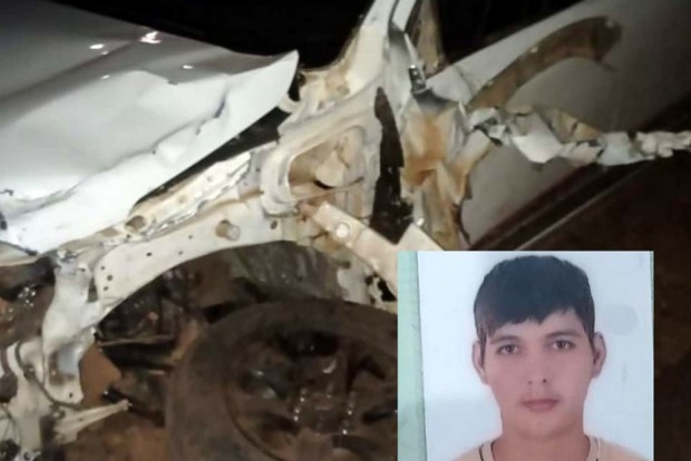 A motocicleta ficou completamente destruída arrancando até o pneu dianteiro (Foto: Reprodução)