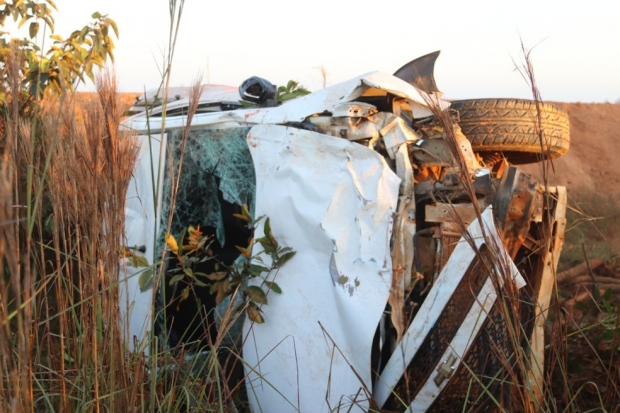 Carro de suspeitos capotou em estrada após atropelamento das vítimas. (Foto: Lucas Lobo/Rede Amazônica)