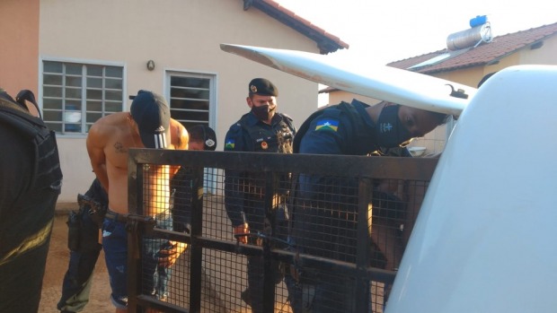Família foi feita refém durante sequestro; dois suspeitos foram presos (Foto: Jheniffer Núbia/G1)