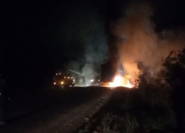 Caminhão boiadeiro pega fogo na BR, motorista evita destruição total