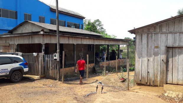 Corpo da criança está dentro de casa, em Ariquemes (Foto: Rinaldo Moreira/G1)