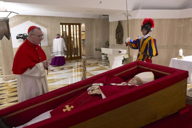 DESPEDIDA: Vaticano divulga primeiras imagens do papa no caixão e datas do funeral