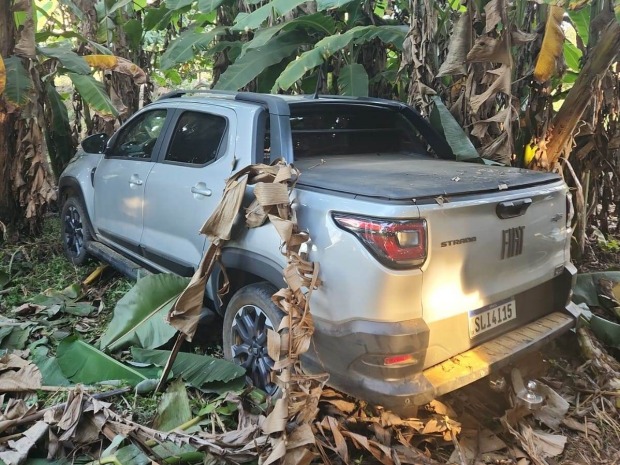 Veículo roubado é recuperado com todos os pertences na zona rural; vítimas foram mantidas reféns