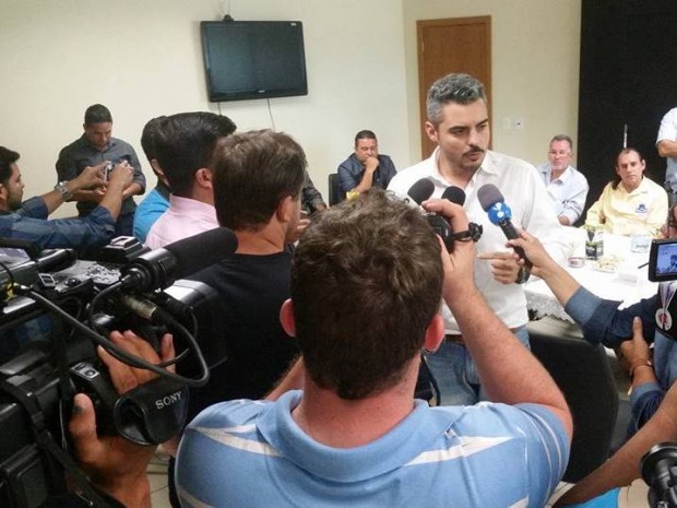 Prefeito de Ariquemes, Thiago Flores em entrevista (Foto: Reprodução)