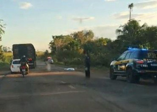 Tombamento de caminhão deixa um m@1rto e dois feridos na BR em Rondônia