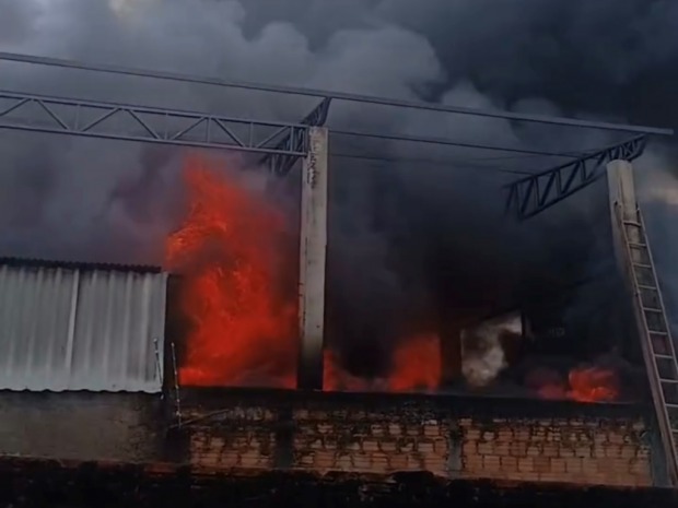 Incêndio de grandes proporções destruiu uma fábrica de concertos de sofás em Ariquemes – VÍDEO