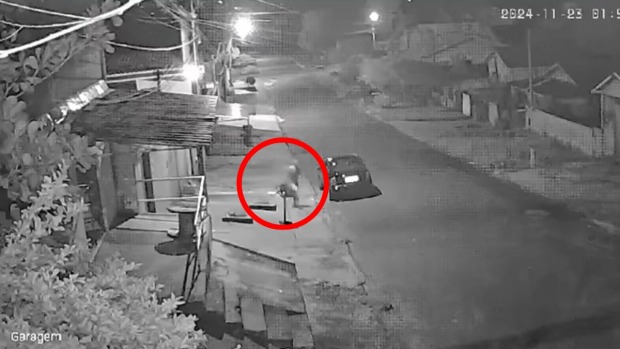 Mulher é assassinada depois de danificar o carro no marido com uma pedra durante discussão (Foto: Reprodução)