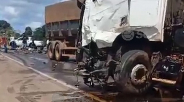 Uma das vítimas, sendo o motorista de uma das carretas, está em estado grave e precisou ser entubado (Foto: Reprodução)