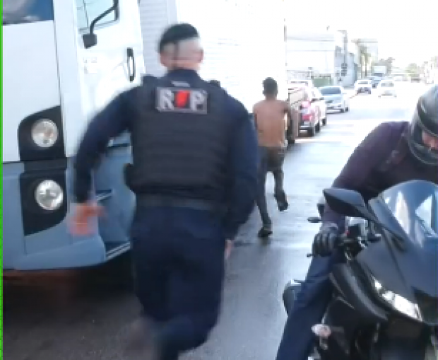 VÍDEO: Suspeito pula do camburão e corre da polícia após ser preso em Porto Velho