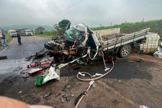 Motorista morre após carreta atingir picape na rodovia que liga a cidade de Chupinguaia à BR 364 (Foto: Reprodução)