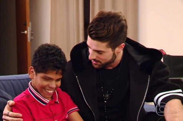 Paulinho fica radiante com convite de Alok, no 'Caldeirão' (Foto: TV Globo)