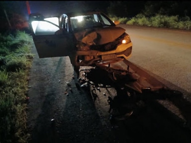 Em consequência do violento impacto, o motociclista morreu na hora (Foto: Reprodução)