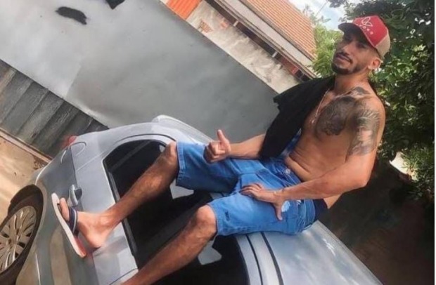 Após balear Wesley Lanes da Silva, assassinos trancaram esposa dele no banheiro (Foto: Reprodução)