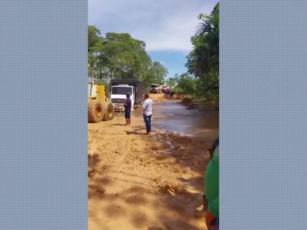 Caminhão boiadeiro atolou em rodovia do distrito de Jacinópolis (Foto: Reprodução/Rede Amazônica)